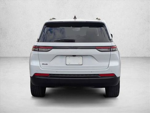 Used 2023 Jeep Grand Cherokee Altitude image 7