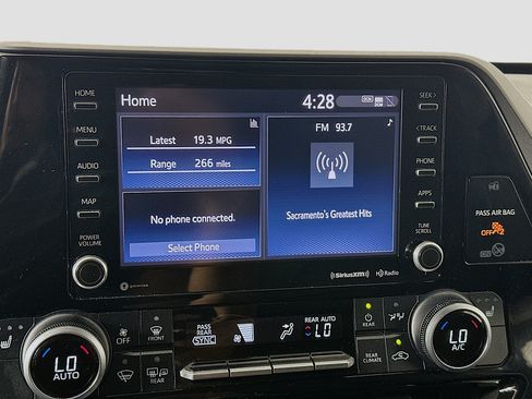 Used 2020 Toyota Highlander XLE FWD image 21