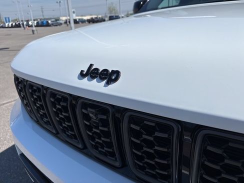 Used 2023 Jeep Grand Cherokee L Summit w/ High Altitude Package AWD/4WD image 10