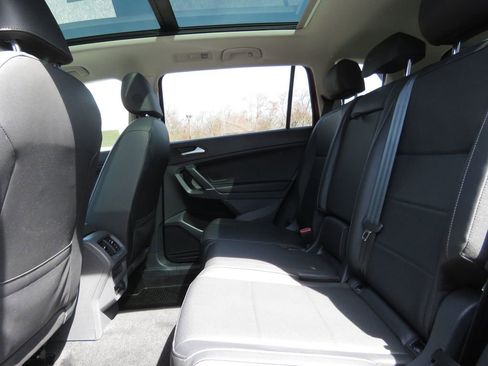 Used 2020 Volkswagen Tiguan SE w/ Panoramic Sunroof Package AWD/4WD image 19