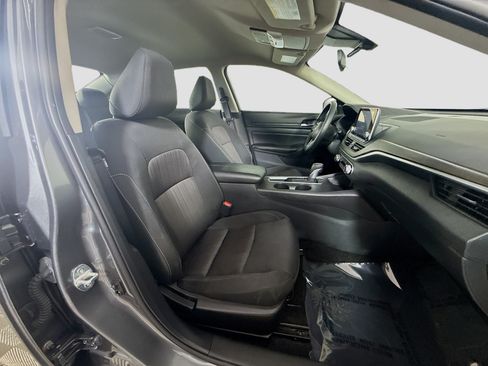 Used 2025 Nissan Altima 2.5 SV FWD image 29