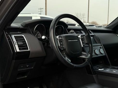 Used 2018 Land Rover Discovery SE image 15