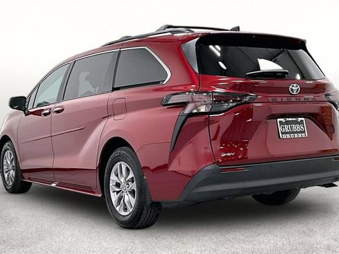 Used 2026 Toyota Sienna XLE FWD image 15