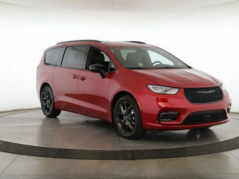 New 2026 Chrysler Pacifica Select w/ S Appearance Package FWD image 2