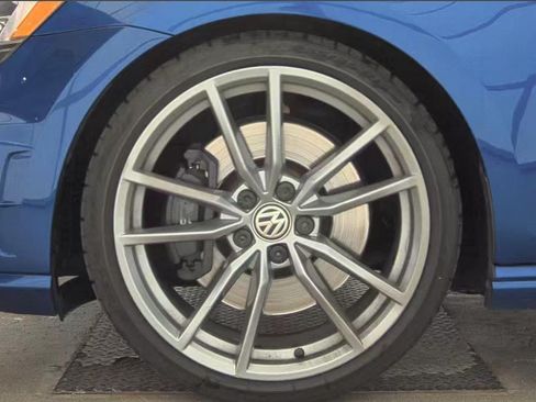 Used 2017 Volkswagen Golf R 4-Door AWD/4WD image 8