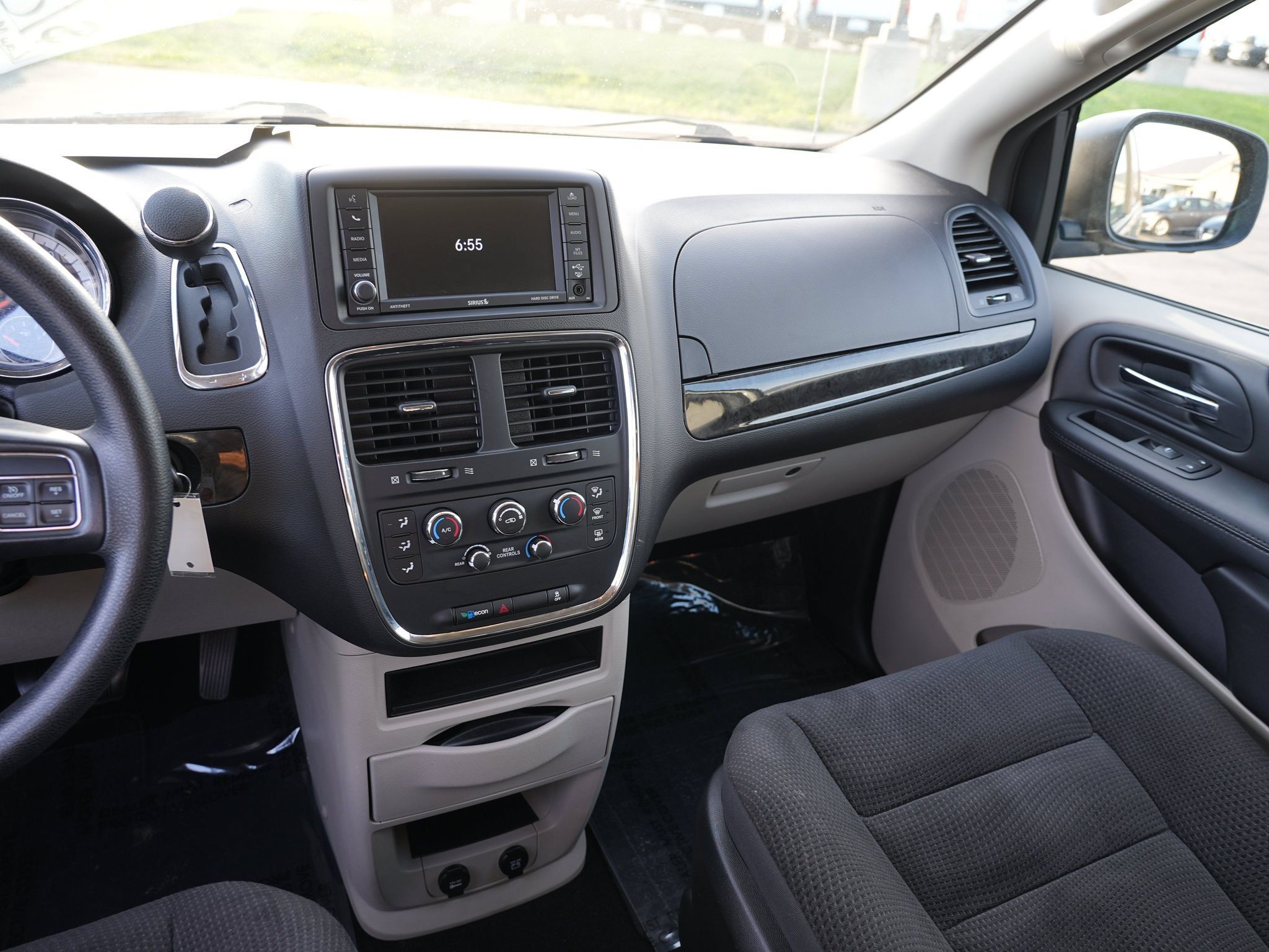Used 2018 Dodge Grand Caravan SE w/ UConnect Hands-Free Group FWD image 21