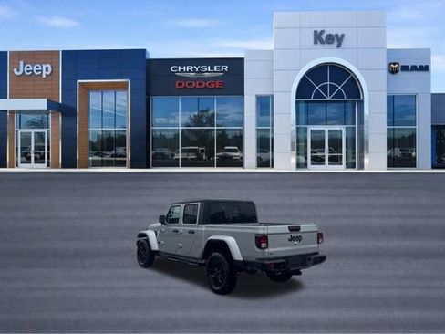 Used 2023 Jeep Gladiator Sport AWD/4WD image 3