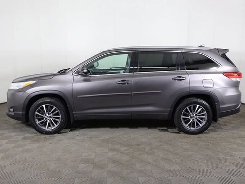 Used 2017 Toyota Highlander XLE AWD/4WD image 19