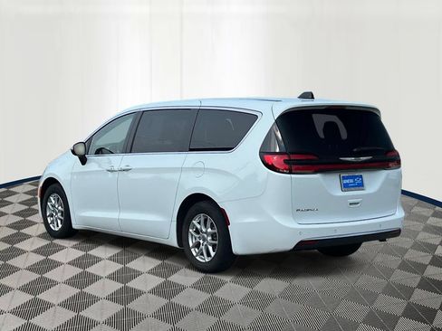 Used 2023 Chrysler Pacifica Touring-L FWD image 4