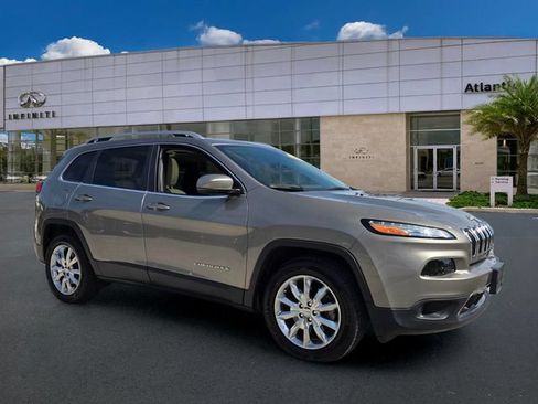 Used 2017 Jeep Cherokee Limited AWD/4WD image 2