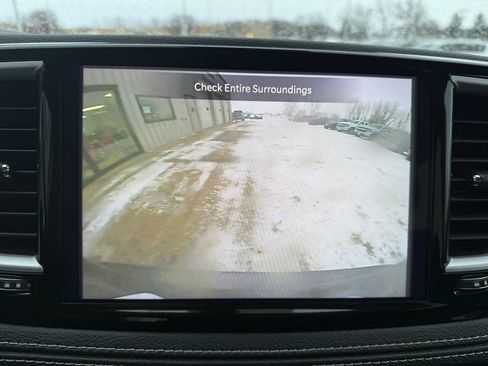 Used 2023 Chrysler Pacifica Touring-L image 19