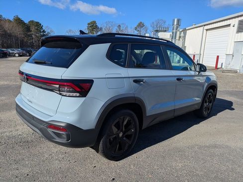 New 2026 Volkswagen Taos SE image 4