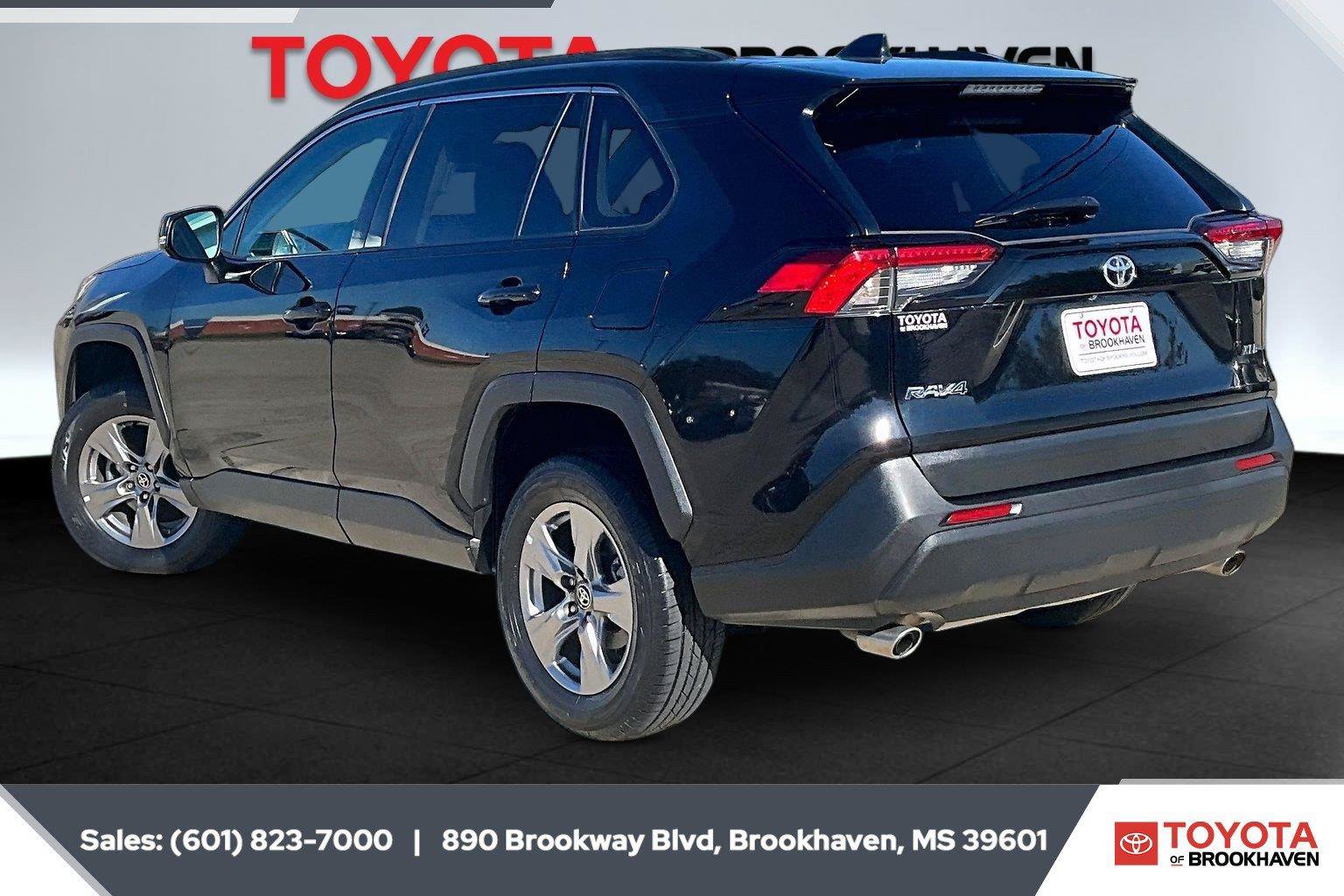 Used 2024 Toyota RAV4 XLE FWD image 2
