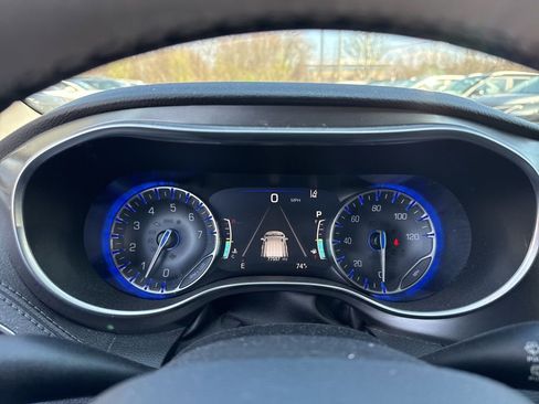 Used 2018 Chrysler Pacifica Limited w/ Tire & Wheel Group FWD image 7