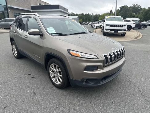 Used 2017 Jeep Cherokee Latitude FWD image 3
