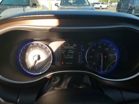 Used 2018 Chrysler Pacifica L image 29