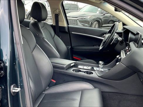 Used 2025 Genesis G70 2.5T image 30