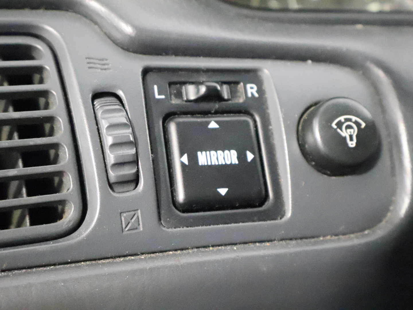 Used 1999 Toyota Solara SLE w/ Sport Pkg FWD image 31