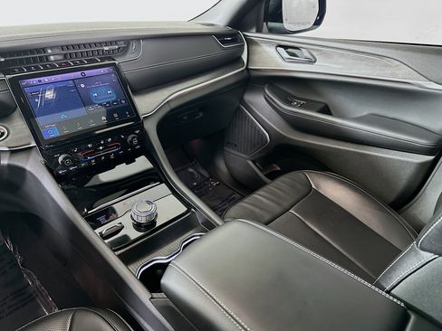 Used 2024 Jeep Grand Cherokee Limited w/ Luxury Tech Group II image 24