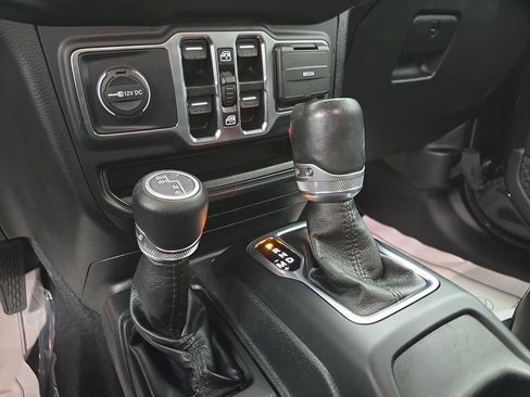 Used 2022 Jeep Wrangler Unlimited Sahara image 36