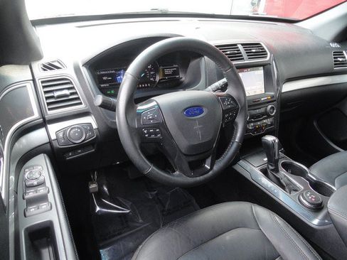 Used 2017 Ford Explorer XLT w/ Equipment Group 202A AWD/4WD image 6