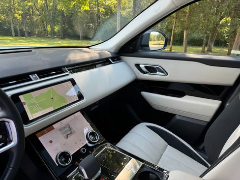 Used 2023 Land Rover Range Rover Velar R-Dynamic S image 17