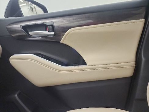 Used 2025 Toyota Highlander Limited AWD/4WD image 75