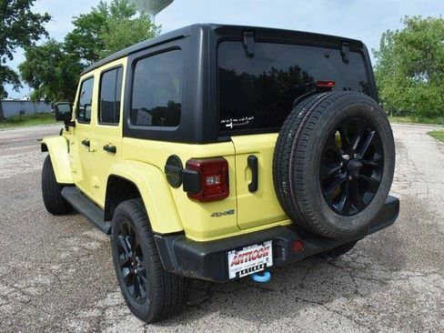 Used 2022 Jeep Wrangler Unlimited Sahara w/ Cold Weather Group AWD/4WD image 5