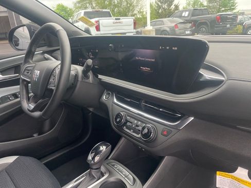 Used 2025 Buick Envista Preferred w/ Convenience I Package FWD image 30