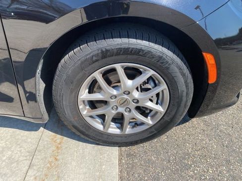 Used 2025 Chrysler Pacifica Select image 14