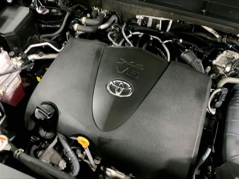 Used 2022 Toyota Highlander XLE AWD/4WD image 33