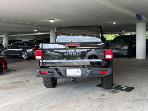 Used 2024 Jeep Gladiator Sport AWD/4WD image 9