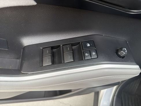 Used 2021 Toyota Highlander LE FWD image 10