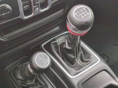 Used 2018 Jeep Wrangler Unlimited Sahara image 16