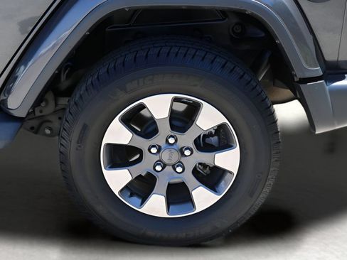 Used 2018 Jeep Wrangler Unlimited Sahara w/ Dual Top Group AWD/4WD image 9