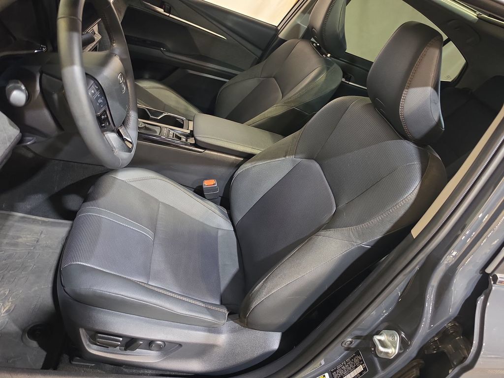 Used 2025 Toyota Camry XLE FWD image 13