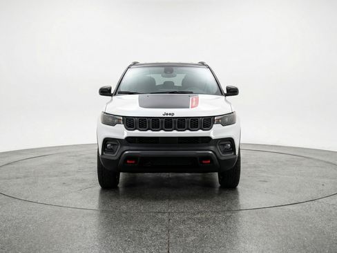 Used 2025 Jeep Compass Trailhawk image 2