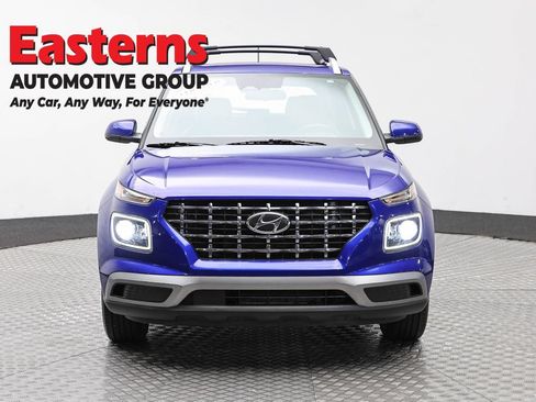 Used 2023 Hyundai Venue Limited FWD image 2