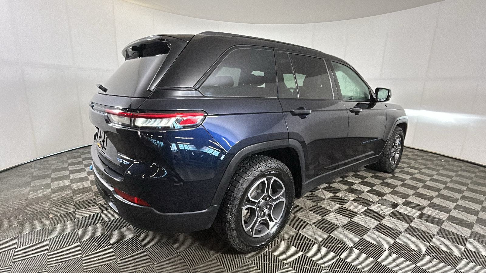 Used 2023 Jeep Grand Cherokee Trailhawk w/ Luxury Tech Group III AWD/4WD image 3