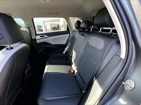 New 2026 Volkswagen Taos SE FWD image 17