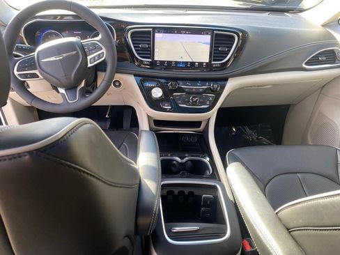 Used 2024 Chrysler Pacifica Limited image 24