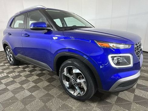 Used 2023 Hyundai Venue Limited FWD image 2