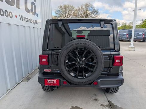 Used 2025 Jeep Wrangler Unlimited Sahara w/ Safety Group AWD/4WD image 25