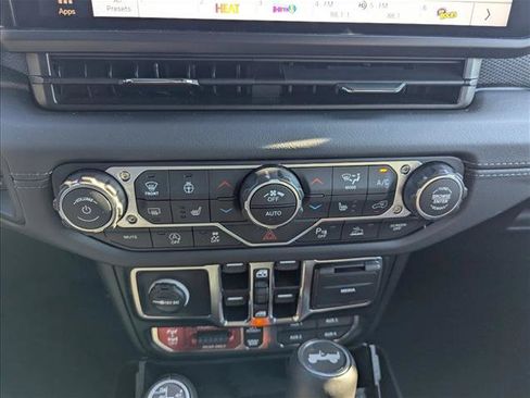 Used 2026 Jeep Wrangler Unlimited Rubicon AWD/4WD image 19