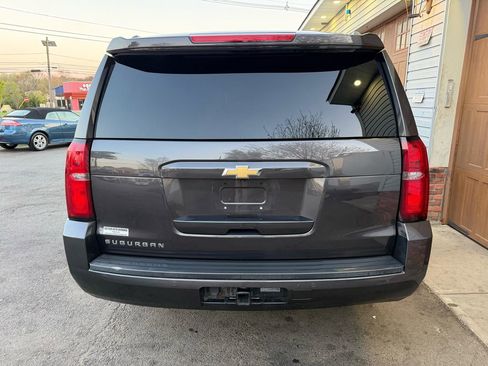 Used 2018 Chevrolet Suburban LT image 4