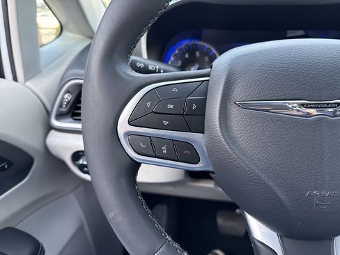 Used 2023 Chrysler Pacifica Touring-L FWD image 18