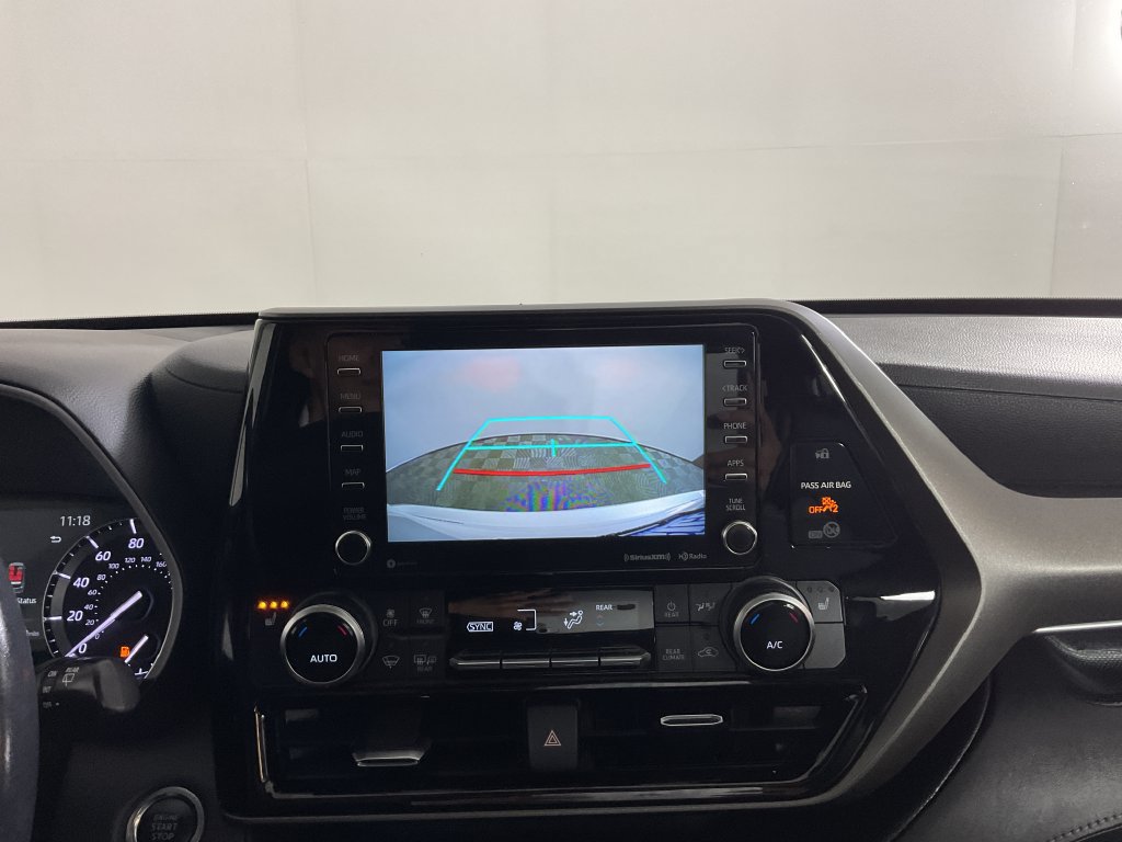 Used 2020 Toyota Highlander XLE AWD/4WD image 31