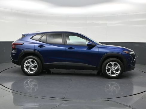 Used 2024 Chevrolet Trax LS w/ LS Convenience Package FWD image 6