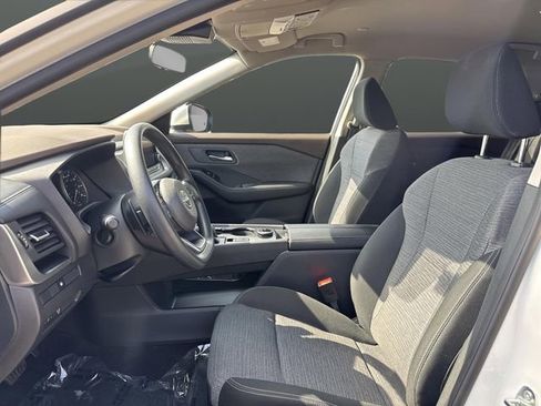 Used 2023 Nissan Rogue SV image 4