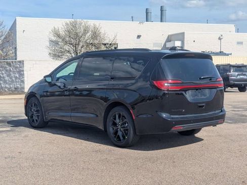 New 2026 Chrysler Pacifica Select w/ S Appearance Package image 5